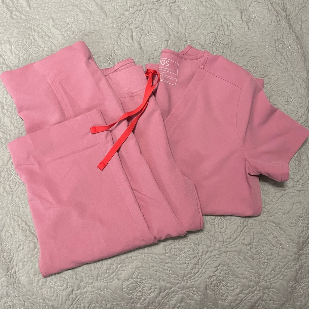 Figs chalk pink scrub set